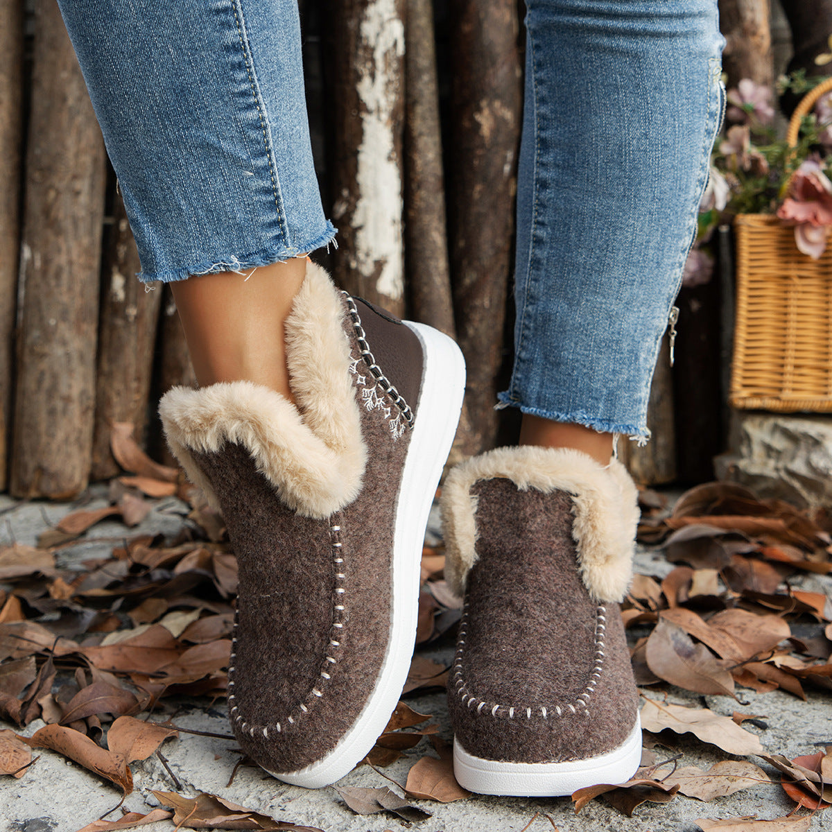Warm and thick snow boots European and American flat-soled large-size furry short-sleeved cotton shoes